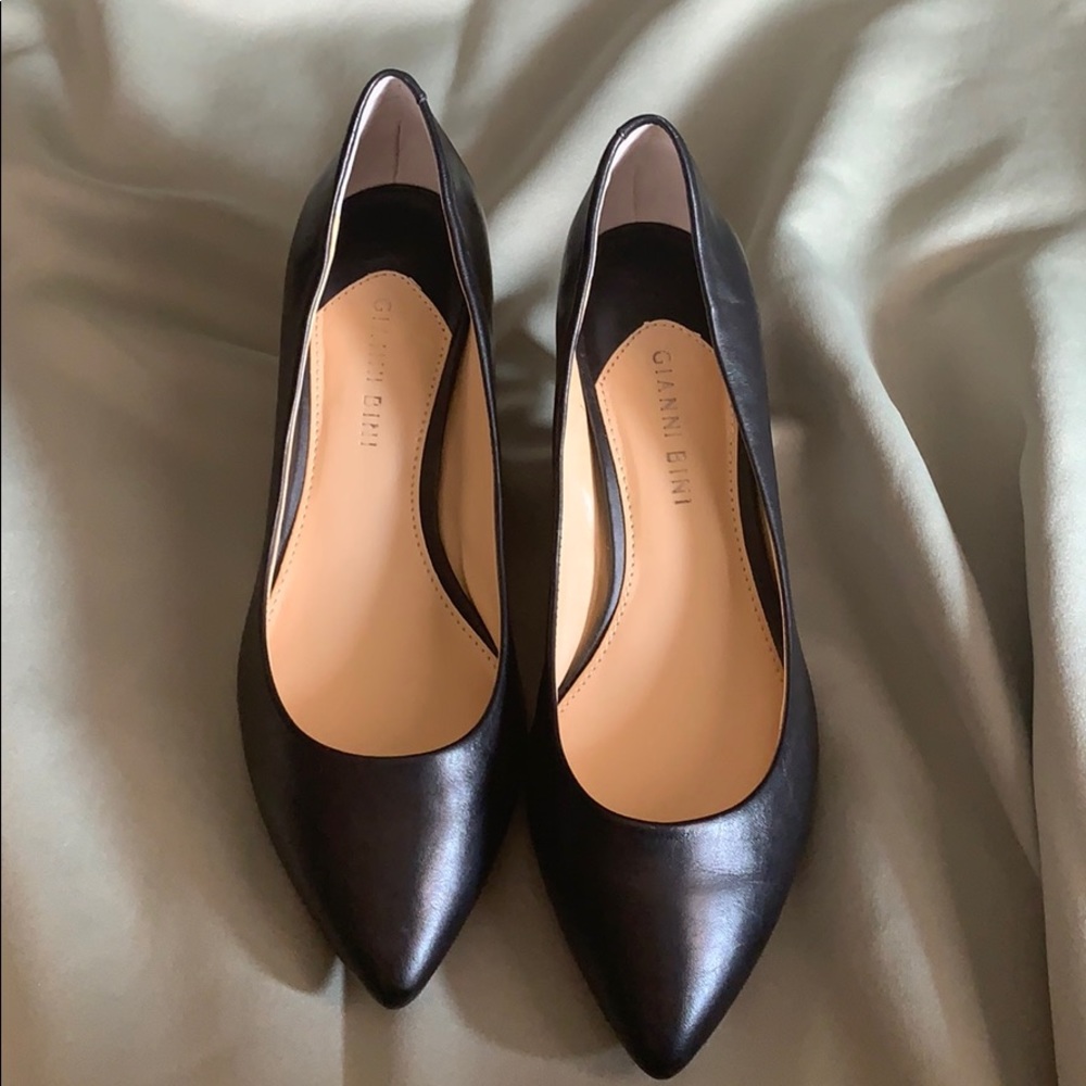 Classic low heel black pump size 9